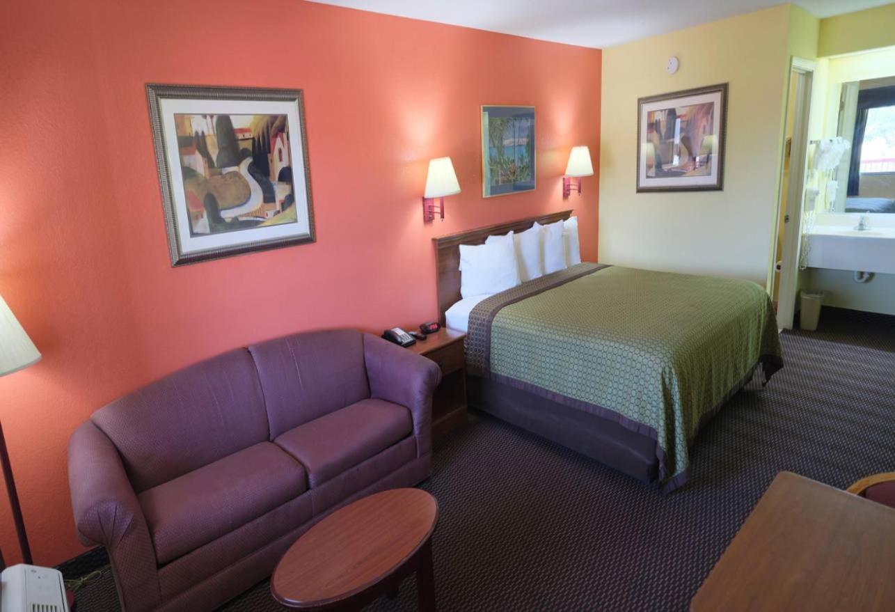 Comfortable Rooms at Budget Inn & Suites
